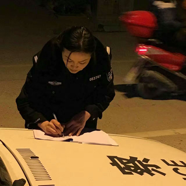 王虹书记对检查车辆进行登记.jpg