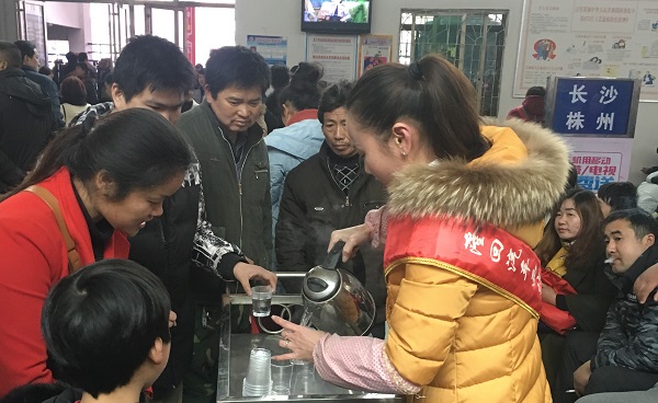 20170207256039.jpg 图为隆回汽车西站雷锋班组工作人员免费为旅客提供开水服务.JPG