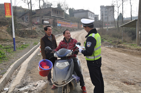 向过往的摩托车驾驶员讲解安全常识_副本.jpg