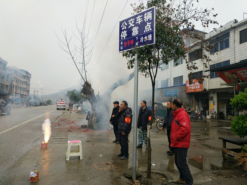 沙子坪村沿线群众喜迎3路公交车延伸_副本.jpg