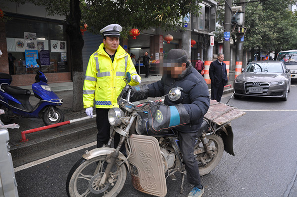 隆回交警对摩托车违法行为进行查处.jpg