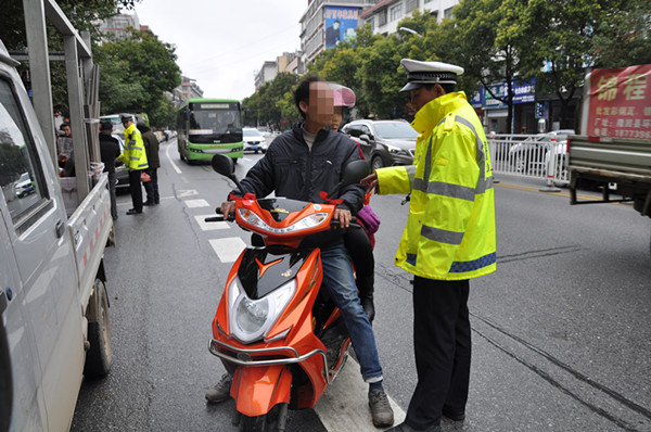隆回交警对过往摩托车进行检查.jpg