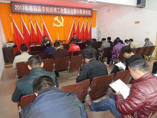 图为农机补贴经销商法人在认真考试.JPG