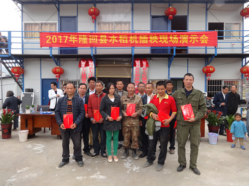 图为获奖机机高兴地合影纪念_副本.jpg