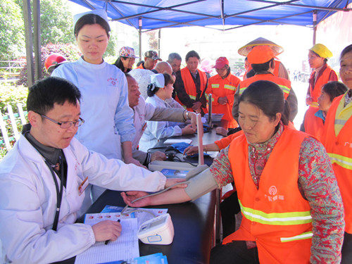 隆回德铭医院医护人员在免费义诊.jpg
