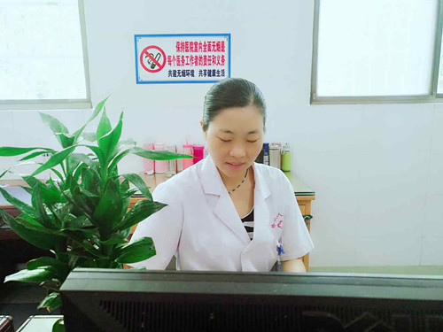 马乐红主任在查阅病历.jpg