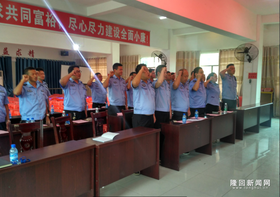 滩头镇党委副书记周小明带领派出所全体民警、辅警庄严宣誓.png