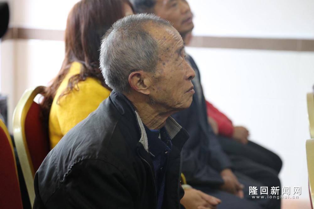 老党员3在观看.JPG