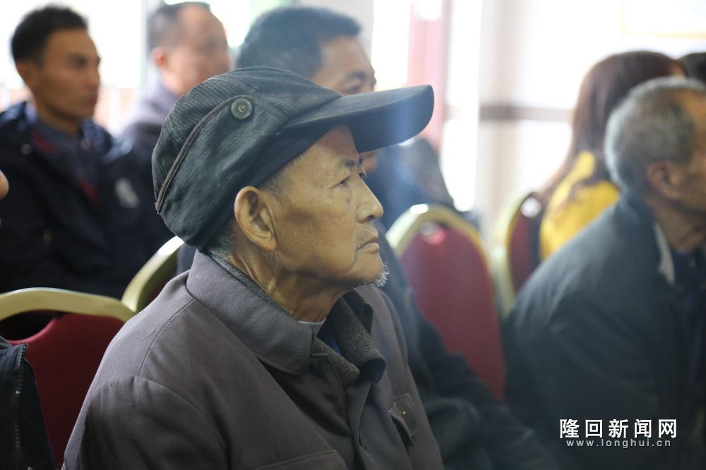 老党员在观看.JPG