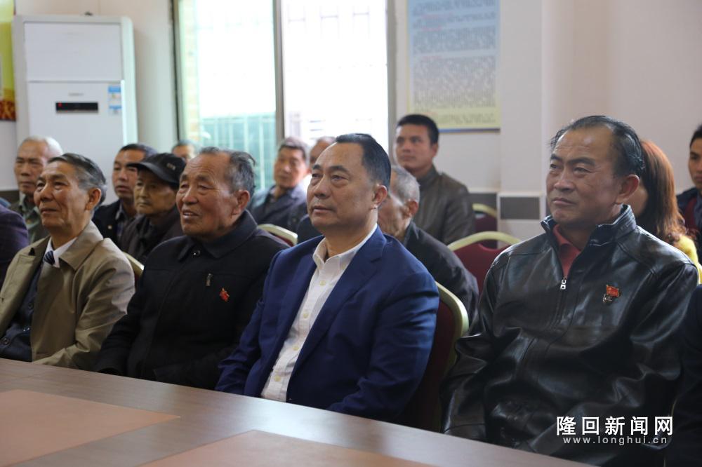 向长江与老党员们一起观看十九大开幕式2.JPG