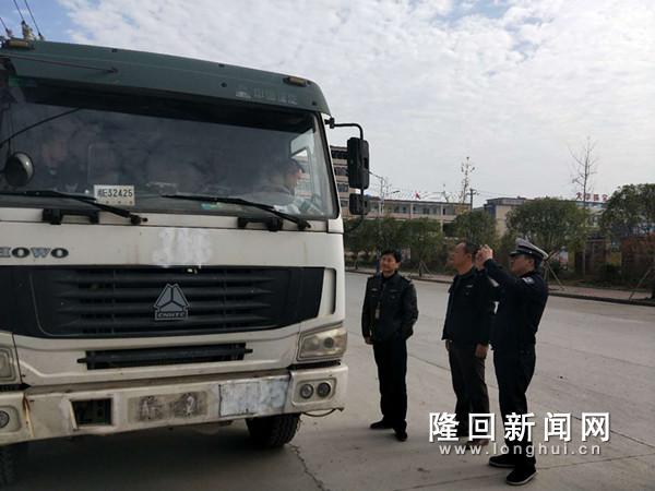 执法人员查处一起搅拌车车轮带泥行为.jpg