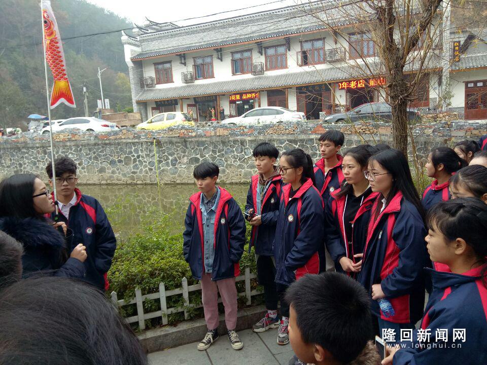 小记者们聆听导游讲解伟人毛主席的故事。.jpg