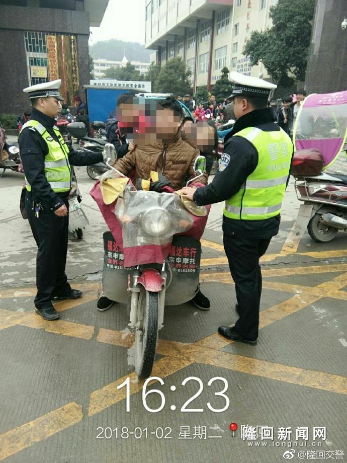 隆回交警加强对摩托车违法行为进行检查.jpg