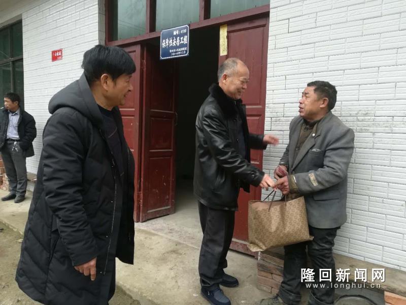 慰问困难群众.jpg