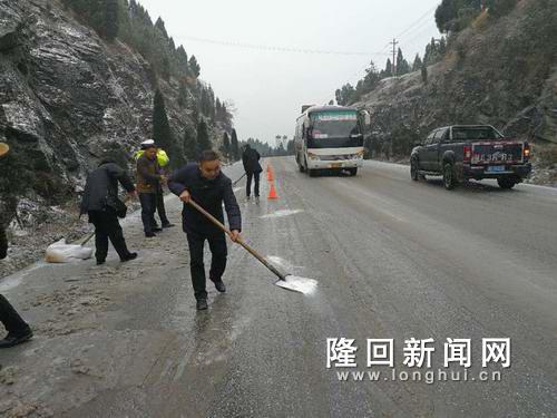 图为天龙坳除冰现场.jpg