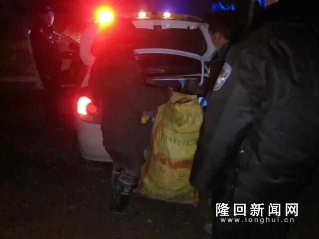 将老人携带的东西装上车.jpg