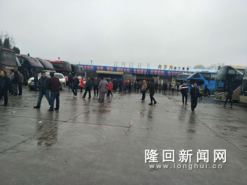 冰天雪地里的群众.png