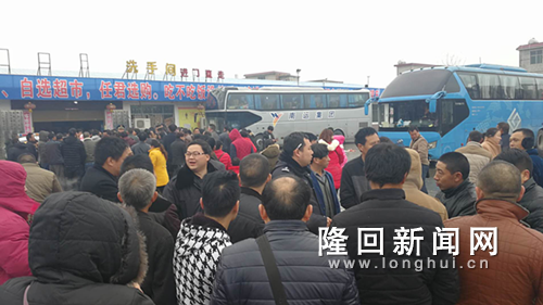走到群众中去 嘘寒问暖 为群众排忧解难.png