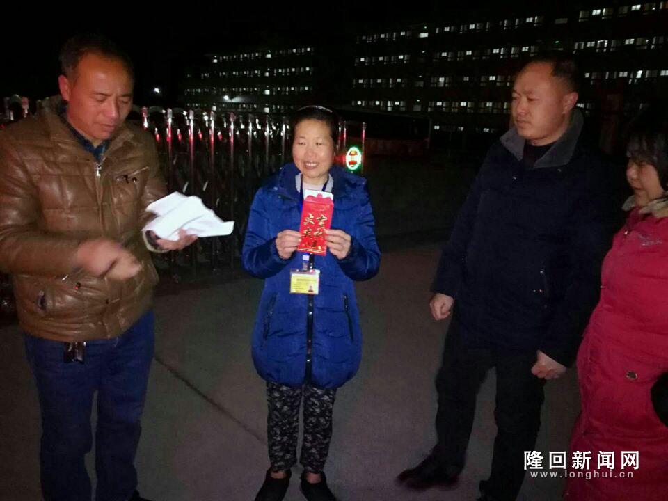 罗丽花高兴地展示红包.jpg