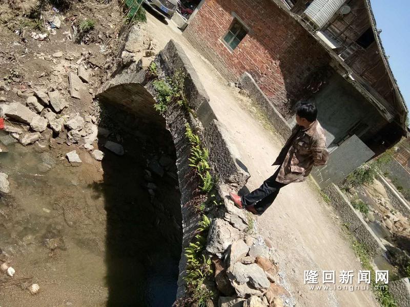 虎形山瑶族乡党委副书记巡河现场