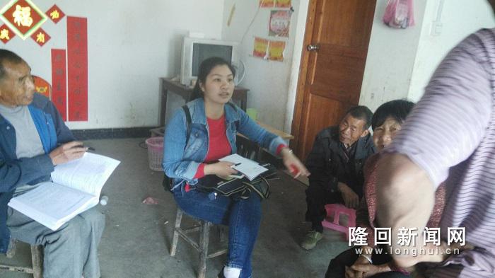 图为山界回族乡卫生院职工马迎春在坳头村健康扶贫走访.jpg