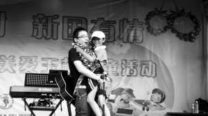 “快乐男声”海口赛区歌手为玉树儿童深情献歌(图)