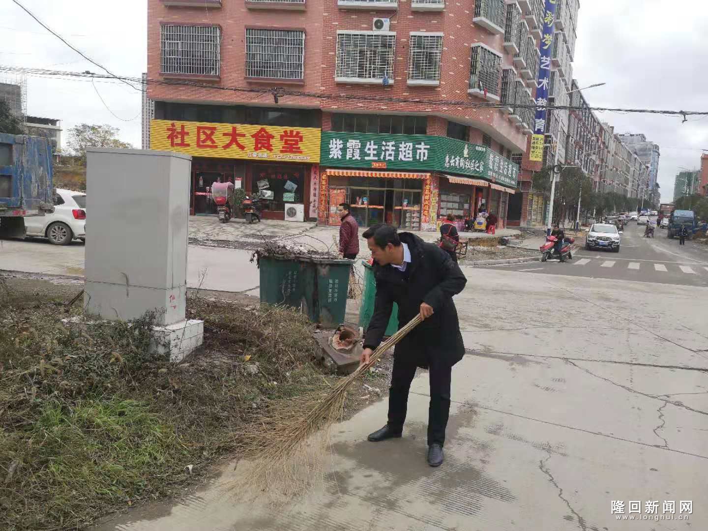 志愿者在清扫街道
