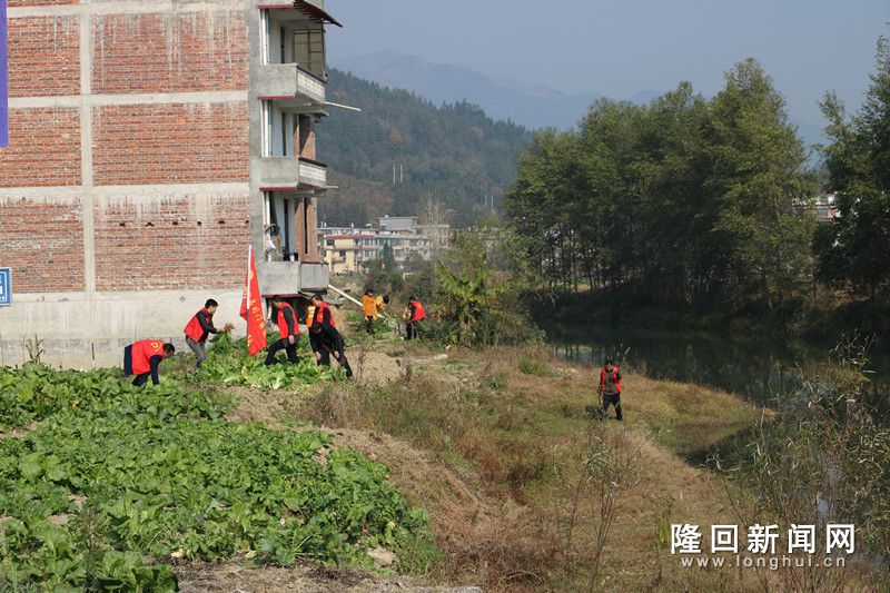 志愿者们在“一都河”对河道进行环境清理