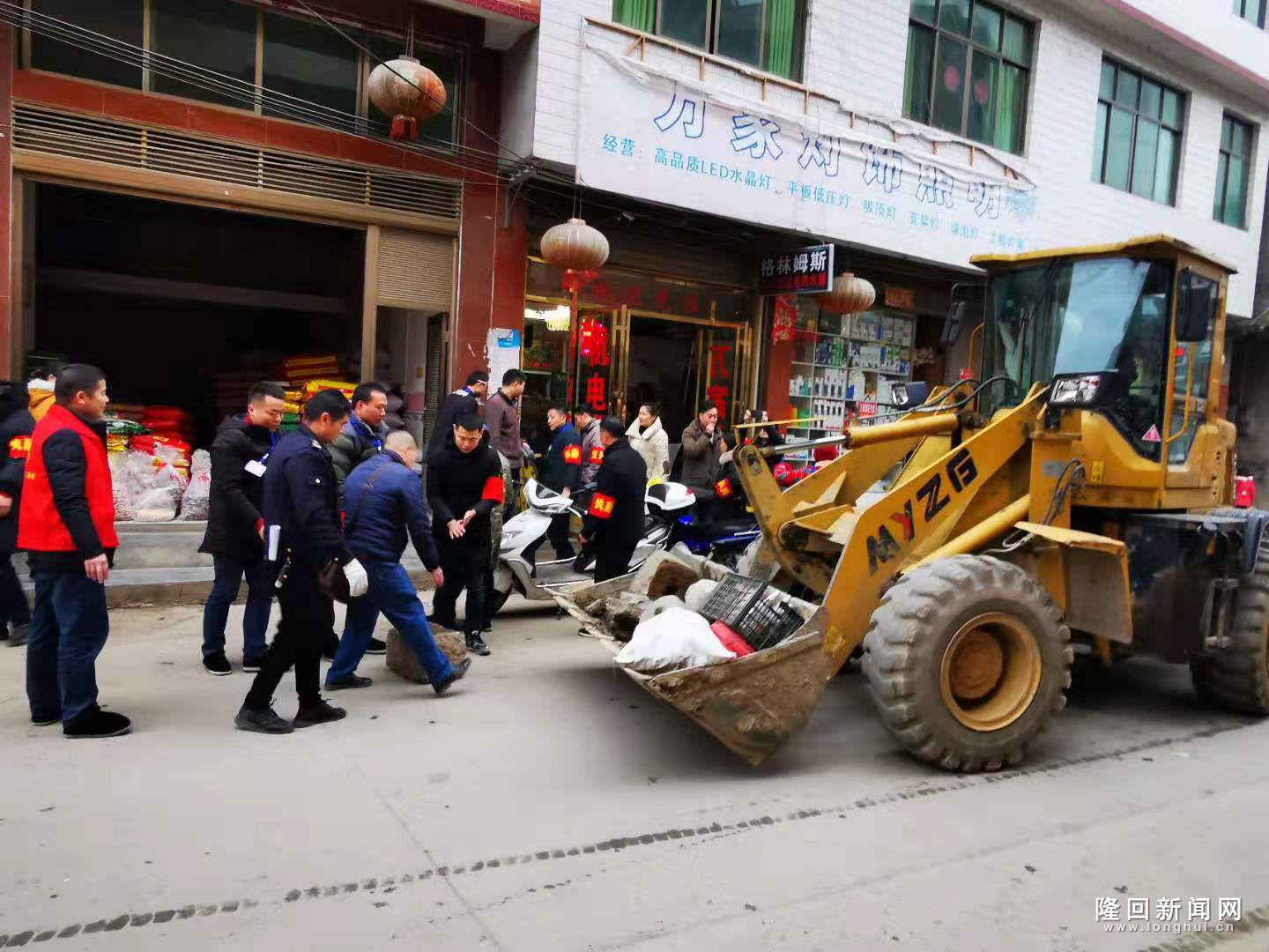 卫生整治周中清理陈旧垃圾