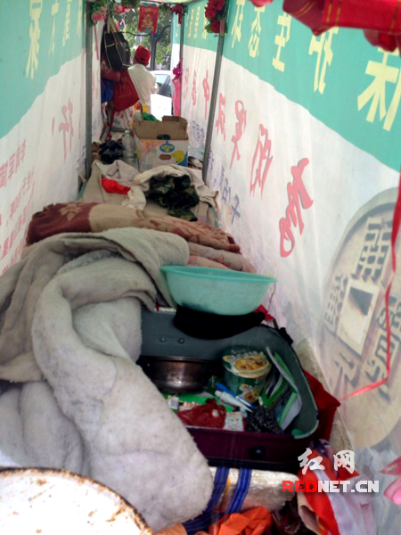 除了最寒冷的夜晚，李闻军吃住都在大篷车上。
