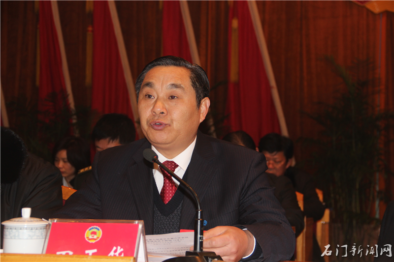 田玉华主持会议.张友亮摄王承欣作《常委会工作报告》.