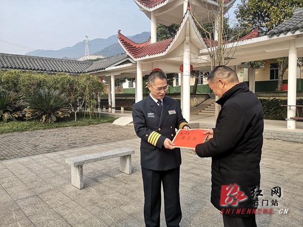 常德军分区司令员李兴刚来石慰问