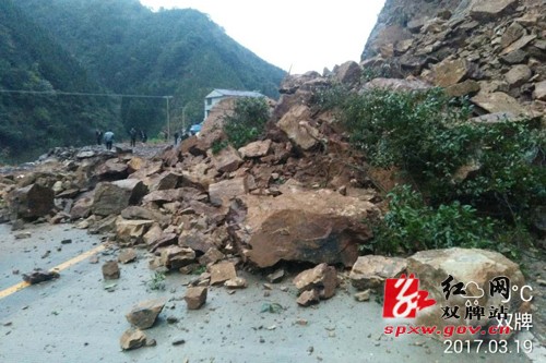 国道G207线双牌单江路段突发塌方 公路局及时抢通
