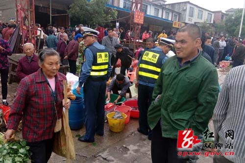 路政联合三部门整治麻江“马路市场”