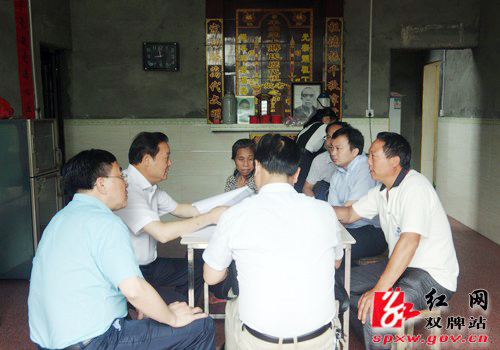 易佳良深入双牌县开展“三走遍、三签字”调研活动