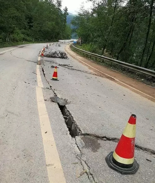 关于对S216线（永连公路）双牌县麻江镇路段实行交通管制的通告