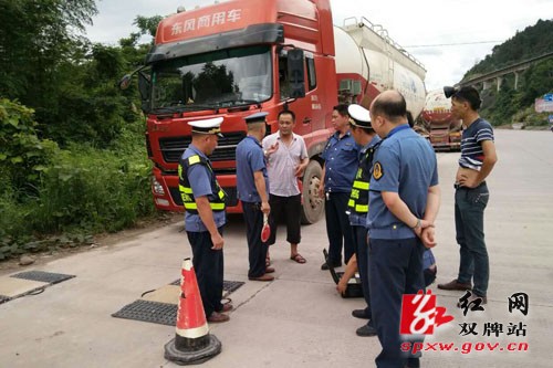 县公路局开展联合治超行动
