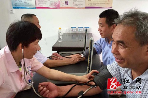 “千名青年下基层社会扶贫志愿行”走进五里牌镇盘大岭村