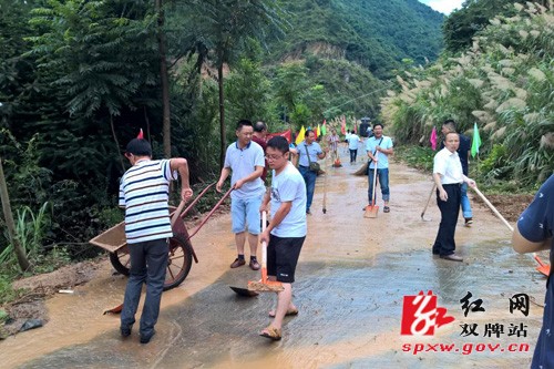 县住建局到麻江村清理淤泥活动