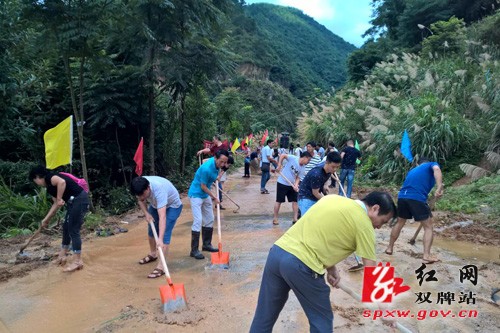 县住建局到麻江村清理淤泥活动
