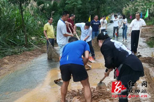县住建局到麻江村清理淤泥活动