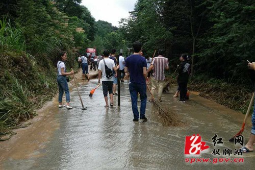 县住建局到麻江村清理淤泥活动