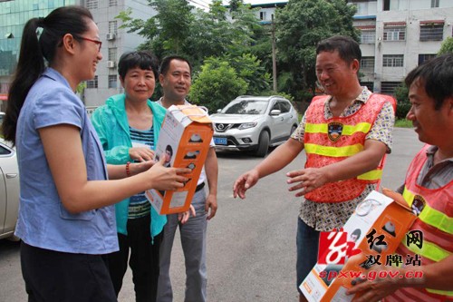 市公路局工会一行深入双牌看望慰问养护一线职工