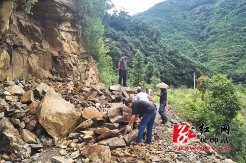 县国税局扶贫队全力抢通扶贫村交通要道