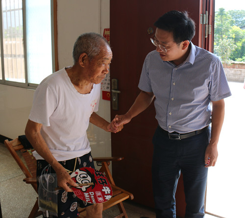 张跃斌走访慰问退伍军人致以节日问候和祝福