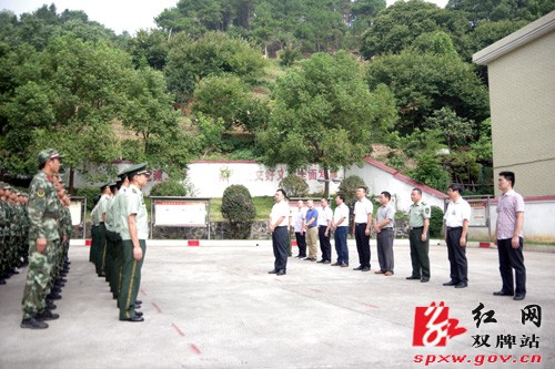“八一”前夕双牌县领导走访慰问驻双部队官兵