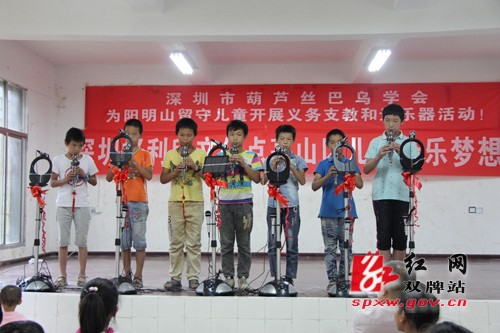 不忘家乡教育事业为山区孩子播下音乐的种子