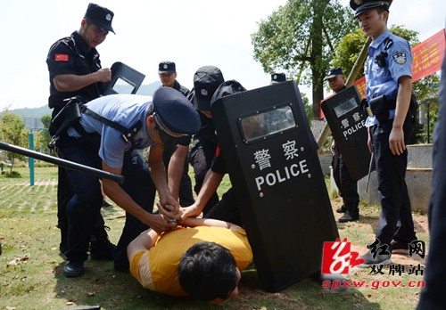 双牌警方开展反恐防暴“突击攻坚”科目演练
