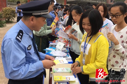 禁毒宣传走进校园 警示同学远离毒品