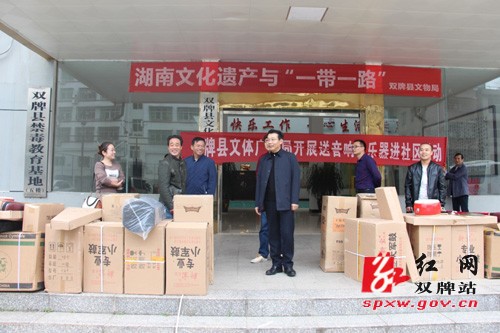 县文体广新局送音响乐器进社区